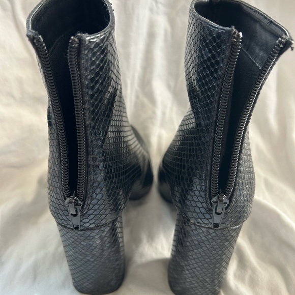 BOOHOO BOOTIES | SNAKESKIN PRINT | 4” BLOCK HEEL | BLUE / BLACK | SIZE 8 - Picture 6 of 7